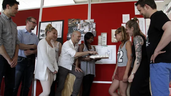 Kolloquium: Scady Kuhne, Teresa Brandhoff, Hamsha Ganesahn, Judith Schmid und Natascha Vine (von links) erl&auml;utern Christian Schulze und Andreas Prange (von links), Prof. Carsten Wiewiorra (F&uuml;nfter von links) und Bernhard Forthaus (rechts) die Modelle. - &copy; Landesverband