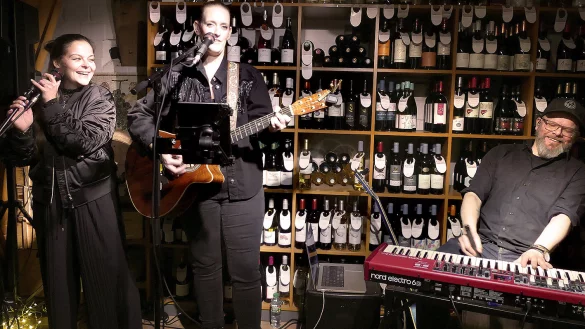 Sie sorgten für einen berührend poetischen Abend im Weinkeller: Sihna Maagé (von links), Johna und Kolja Pfeiffer. - © Rudi Rudolph