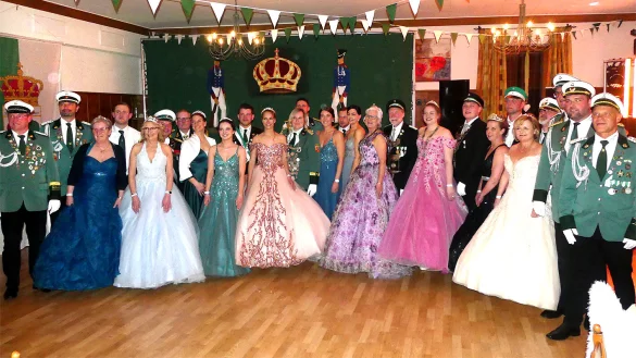 Das Lother Königspaar Luisa Wiechers und Kerstin Milchberger (Mitte) mit den Königspaaren der Gastvereine. - © Rudi Rudolph