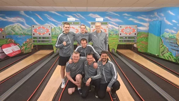 Das erfolgreiche Team mit (hinten von links) Marvin Lammert, Nils Hartnack, Eckhard Kopp, (Mitte) Tobias Henke sowie (vorne von links) Dennis Siekaup, Bj&ouml;rn Brinkmann und Maik Aderhold. - &copy; Manfred Lammert