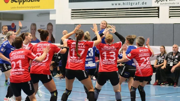 Allein im Angriff: Blombergs Kamila Kordovska (im Hintergrund) sieht sich einem Th&uuml;ringer Abwehrbollwerk entgegengestellt.&nbsp; - &copy; Paul Cohen