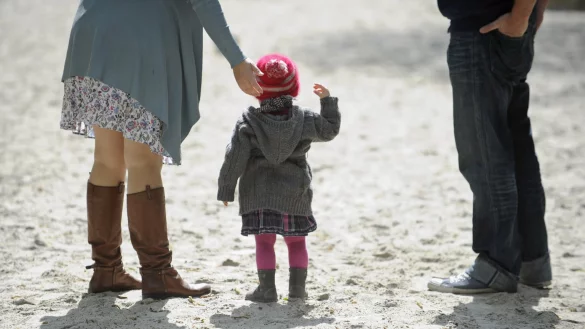 Eltern und Kind - &copy; Foto: Andreas Gebert/dpa
