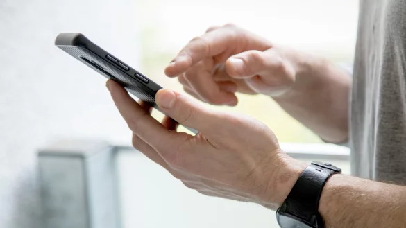 Mann am Smartphone - &copy; Foto: Christin Klose/dpa-tmn/dpa