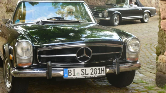 Einfahrt in den Burghof: Reinhard Laß führte mit seinem 280 SL Pagode die Sommerausfahrt des Regionalclub Dortmund im Mercedes-Benz SL-Club Pagode an. - © André Gallisch