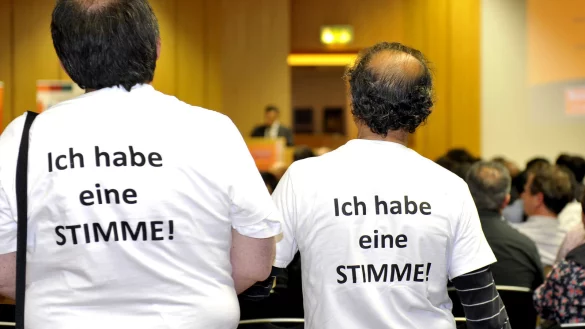Teilnehmer einer Diskussionsrunde zur Integrationspolitik tragen T-Shirts mit der Botschaft "Ich habe eine Stimme". - &copy; SANDRA SANCHEZ