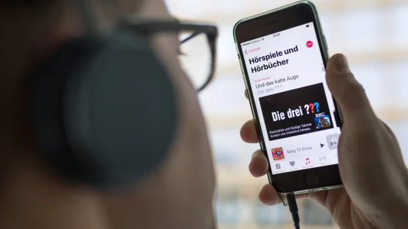 Mehr H&ouml;rspiele bei Apple Music - &copy; Foto: Alexander Heinl/dpa-tmn
