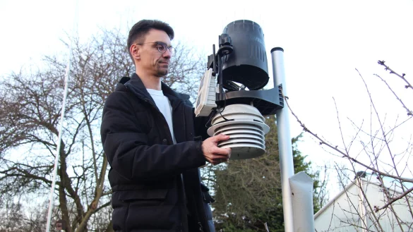 Holger Miesel kontrolliert seine Wetterstation im Garten. - © Nadine Uphoff