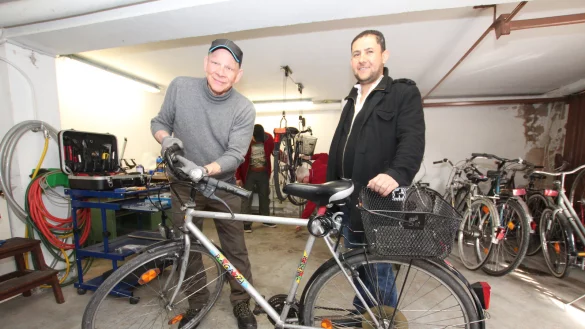 Fleißig: Abdal Shiraz schaut Gerhard Rädeker (vorne, links) dabei zu, wie er die Gangschaltung überprüft. Im Hintergrund werkeln Artak Grigoryan (hinten, links) und Herbert Hagedorn an einem anderen Drahtesel. - © Patrick Bockwinkel