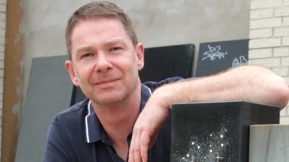 Trotz veränderter Bestattungskultur sieht Marco Ebert die Probleme in seiner Branche eher darin, Facharbeiter zu finden, und nicht in der Auftragslage. - © Axel Bürger