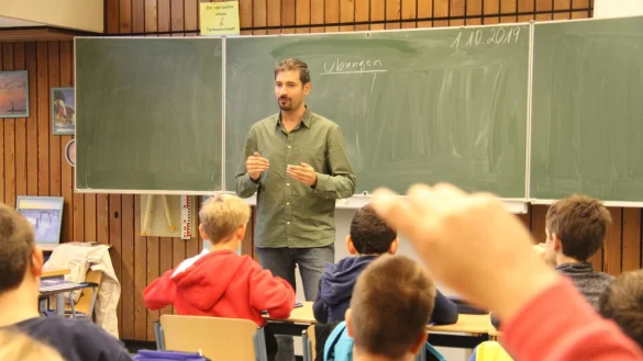 In seinem Element: Mustafa Braun unterricht in der Realschule Lemgo F&uuml;nftkl&auml;ssler in Mathematik. - &copy; Carolin Nieder-Entgelmeier