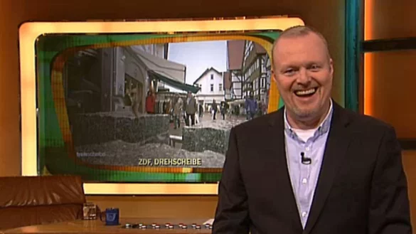 Stefan Raab macht sich über den Geysir-Brunnen lustig. - © Screenshot TV Total/ProSieben
