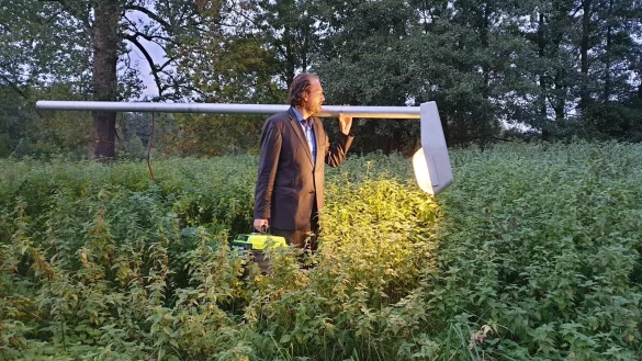 K&uuml;nstler Jan Philip Scheibe stapft mit seiner Laterne durch ein Brennnessel-Feld. - &copy; Nadine Uphoff