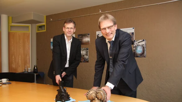 Stadtwerke-Geschäftsführer Jörg Karlikowski (rechts) und Technischer Leiter Andreas Schlichting zeigen exemplarisch Bohrköpfe, die zur Verlegung von Leitungen verwendet werden. - © Jana Beckmann