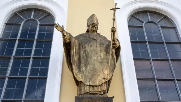 Papst-Benedikt-Statue - &copy; Foto: Peter Kneffel/dpa