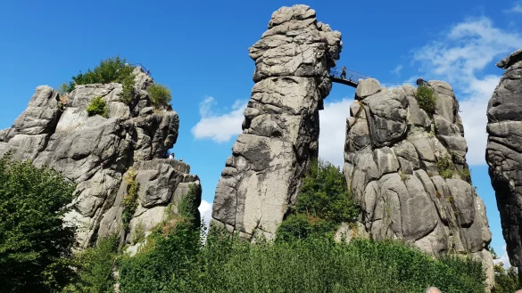 Bildunterzeile: Die Externsteine geh&ouml;ren zu den beliebtesten Ausflugszielen in Lippe. Auch hier gilt es, die Abstandsregeln einzuhalten, um die Ansteckungsgefahr zu minimieren. - &copy; CDU