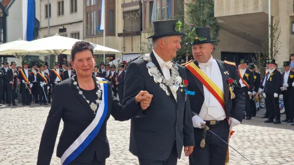 Da waren sie noch das neue Königspaar der Lemgoer Schützen: Birgit Becker und Ernst Michael Lewecke beim Thronantritt im vergangenen August, mit dabei ist auch der Königsoffizier Torsten Krause (rechts). - © Nadine Uphoff