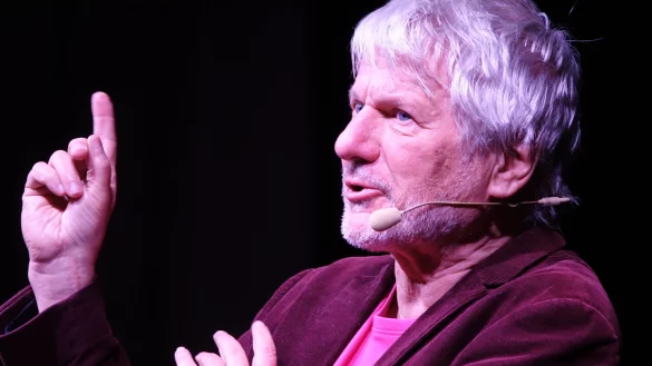 Rosa Shirt, rosa Schuhe, jede Menge Hits von Pink Floyd bis Heino: Jürgen Becker im Kurtheater Bad Meinberg. - © Axel Bürger