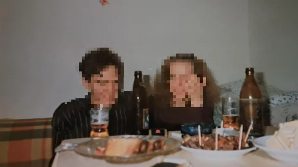 Gideon A., Teil der Bielefelder "Golf Bande", und seine Ehefrau Dana am Tag ihrer Hochzeit in Bosnien. - © Privat