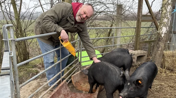 Andreas Postert genießt die Arbeit in der Landwirtschaft und den Kontakt mit den Tieren. - © Sandra Castrup