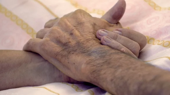 Aktive Sterbehilfe wird in Deutschland kontrovers diskutiert. Nun sieht ein neuer Gesetzentwurf strengere Regeln vor. (Archivbild) - © Uwe Anspach/ dpa