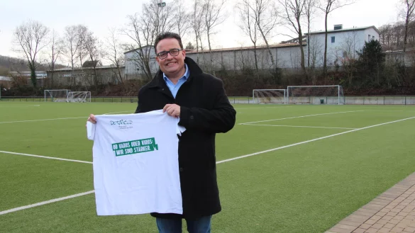 Sportverbandschef Carsten Lemm zeigt eines der T-Shirts, mit denen demn&auml;chst f&uuml;r den Sport in Detmold geworben werden soll. - &copy; Jana Beckmann