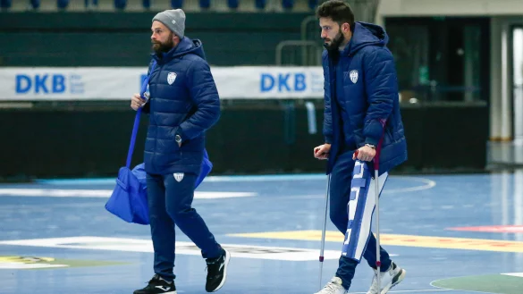 Tim Suton (rechts) hat sich am Samstag verletzt.&nbsp;Hier verl&auml;sst er die Halle auf Kr&uuml;cken. - &copy; Jan Huebner