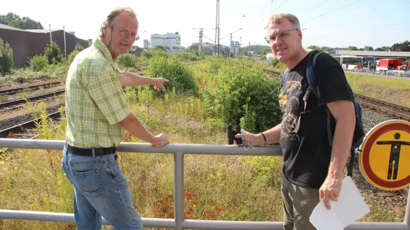 Stephan Culemann, Mitglied des BUND-Vorstandes in Lippe (links) und J&uuml;rgen Braunsdorf, Projektkoordinator Biodiversit&auml;t beim Kreis Lippe, begutachten den Bahnhof in Lage. - &copy; Kirsten Fuhrmann
