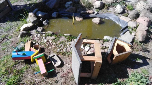 Die Vogelh&auml;user wurden zerst&ouml;rt und die Pflanzen auf dem Gel&auml;nde der Grundschule In der Senne herausgerissen. - &copy; Manuela Schramm