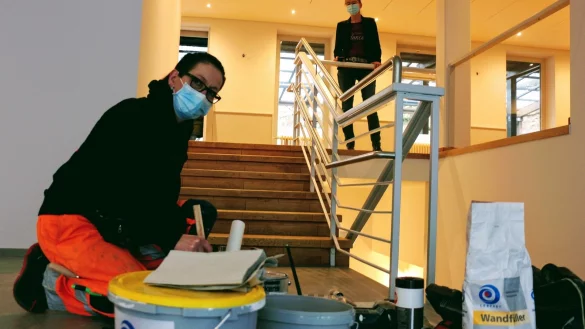 Malermeisterin Regina Rodig (vorne) und Andrea Winterberg vom Fachbereich Tiebau und Immobilienmanagement sind mit dem baulichen Fortschritt zufrieden. - &copy; Janet K&ouml;nig