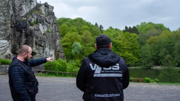 Daniel Thiesse (links) und Walid Omairat vom WOS Sicherheitsheitsdienst aus Detmold beobachten das Gel&auml;nde. - &copy; Raphael Bartling