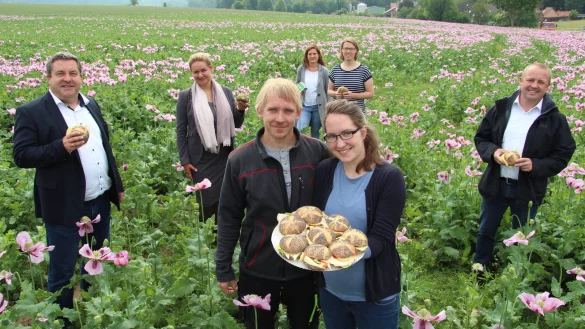 Der Mohn von den Feldern in Kalletal landet sp&auml;ter auf den Br&ouml;tchen. Axel Lehmann (von links), Ewa Hermann, Werner und Sabine Klemme (vorne) sowie Corinna Will, Henrike Sieker und Mario Hecker schmeckts. - &copy; Nadine Uphoff