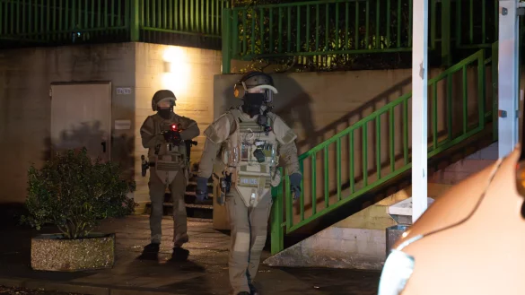 Beamte durchkämmen das Viertel auf der Suche nach dem Flüchtigen. - © Freitag-TV