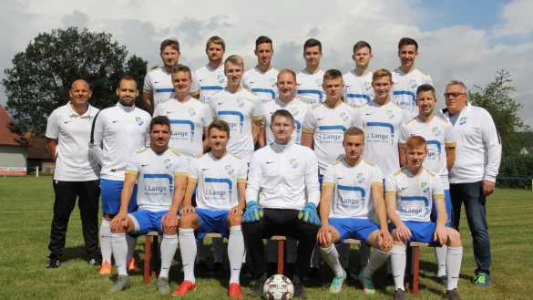 Das neue Team der SG Kollerbeck/Rischenau mit Trainer Andreas Niemann (ganz links). - &copy; Rene Wenzel