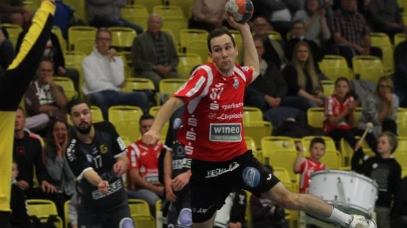 Maxim Schalles ist frei durch, doch auch in dieser Szene scheitert der ALL-Spieler an Baunatals Keeper Patrick Ziebert. - &copy; Sebastian Lucas