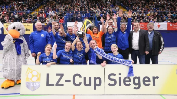 Da l&auml;chelt auch Paula Print: Die Damen des FC Donop-Vo&szlig;heide holten den LZ-Cup 2020. Erste Gratulanten waren Landrat Dr. Axel Lehmann (Zweiter von rechts) sowie Lemgos FuL-Kreisvorsitzender Werner Fritzensmeier (rechts) und der Detmolder Boss Gottfried Dennebier (hinten). - &copy; Paul Cohen