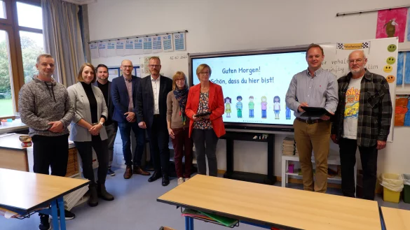 Dirk Winkler, Jasmin Knopke (beide Gemeinde D&ouml;rentrup), Oleg Hagel (Kreis Lippe), Fabian Halt (Bezirksregierung), B&uuml;rgermeister Friso Veldink, Britta Schrick (Sewikom), Bettina Rethmeier (Leiterin Grundschulverbund D&ouml;rentrup), Kai-Timo Wilke (Gesch&auml;ftsf&uuml;hrer Sewikom) und Andr&eacute; Gronemeier (Stadt Detmold) informieren in der Grundschule West &uuml;ber den aktuellen Stand des Glasfaserausbaus in D&ouml;rentrup. - &copy; Lorraine Brinkmann