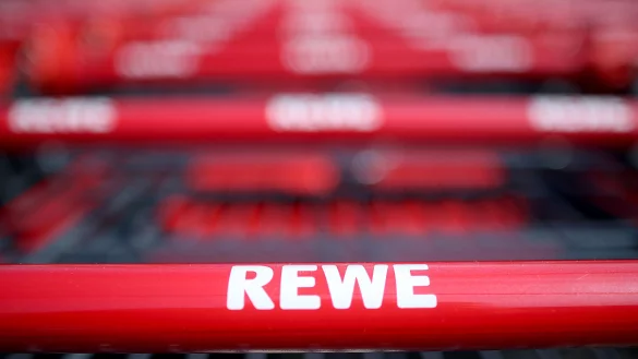 ARCHIV - ARCHIV - 25.05.2018: Nordrhein-Westfalen, Köln: Einkaufswagen stehen vor einem Rewe Supermarkt. (zu dpa «Kennzeichnung bei Fleisch: Rewe zieht nach, Edeka zögert noch» vom 31.07.2018) - © Oliver Berg/dpa