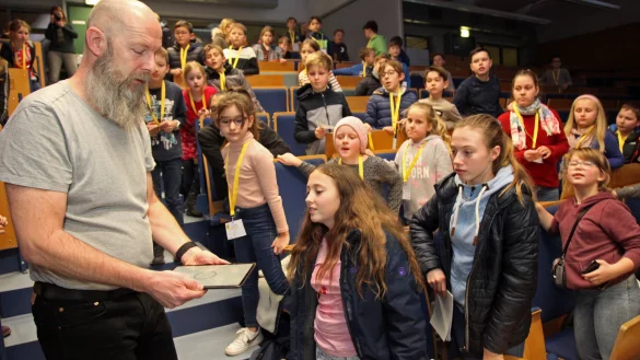 Professor Heizo Schulze mischt sich mit der neuen App unter seine jungen Studenten, nachdem die Pr&auml;sentation per Video-Projektion sich unerwartet st&ouml;rrisch zeigte. - &copy; Bernhard Preu&szlig;