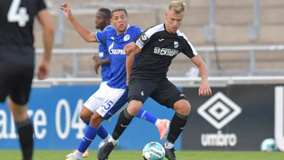 Sieger: Verls Neuzugang Barne Pernot setzt sich gegen Schalkes Amine Harit durch. Gerade das 5:4 gegen S04 macht Mut. - &copy; D&uuml;nh&ouml;lter