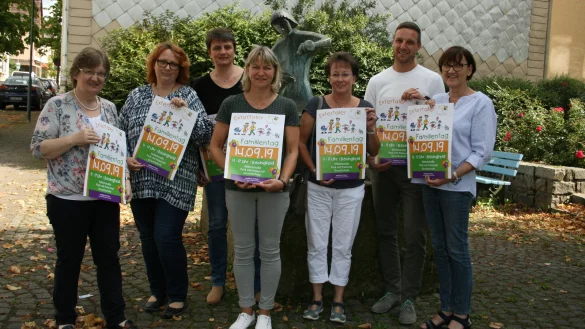 Freuen sich auf den Extertaler Familientag: (von links) B&uuml;rgermeisterin Monika Rehmert, Tanja Johannsmeier (Kita Almena), Corinna Gr&ouml;ne (DRK-Kita), Sylvia Bastian (CJD-Kita), Birgit Dohmann (Kita Silixen), Sven Wohlmann (Kita Friedrich Linnemann-Stiftung) und Renate K&ouml;ster (Gemeinde Extertal). Foto: Sylvia Frevert - &copy; Sylvia Frevert