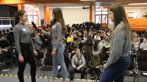 Auf der Bühne: Laura Tenkhoff (16) interviewt Lilian Gromm, die auf dem Klimaschulkongress einen Vortrag gehalten hat. Anna Walter (14) filmt das Ganze. - © Alexandra Schaller