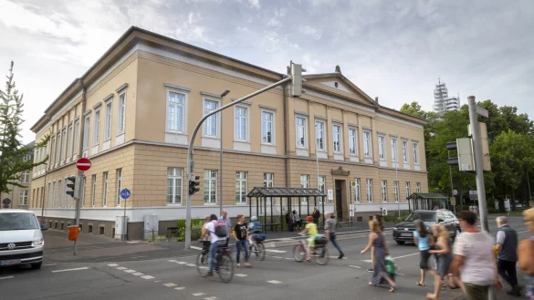 Viel los an der Paulinenstraße: Zum Prozessstart am Donnerstag werden sich Medienvertreter und Besucher am Eingang des Detmolder Landgerichts tummeln. - © Torben Gocke