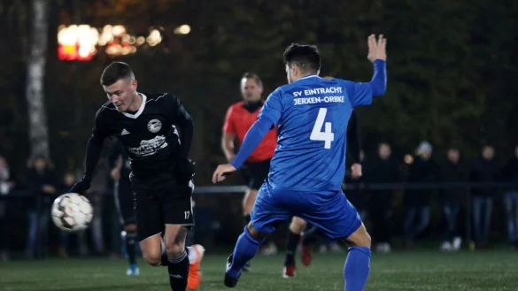 Die Kontrahenten schenkten sich nichts: Hier zieht der Blomberger Thomas Stirz am Jerxer Marco Olszewski vorbei. - &copy; Oliver K&ouml;nig