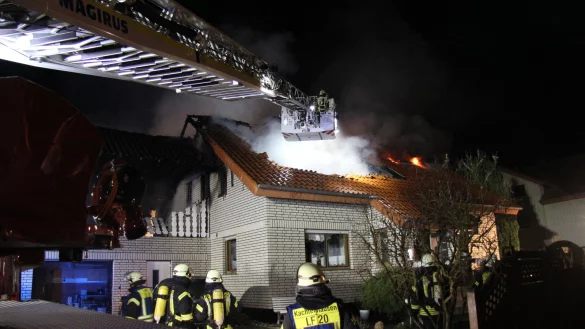 Voller Einsatz: Von der Drehleiter aus haben die Feuerwehrleute versucht, den Brand des Einfamilienhauses zu bek&auml;mpfen. Zu retten ist das Geb&auml;ude jedoch nicht mehr. - &copy; Wolfgang Becker