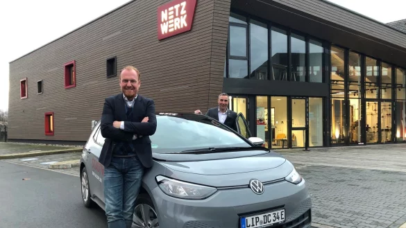 Stadtwerke-Chef Volker Stammer (links) und B&uuml;rgermeister Dirk Tolkemitt als Vorsitzender des Aufsichtsrats stehen an einem E-Mobil der Stadtwerke am Netzwerk an der Uferstra&szlig;e.&nbsp; - &copy; Sven Kienscherf