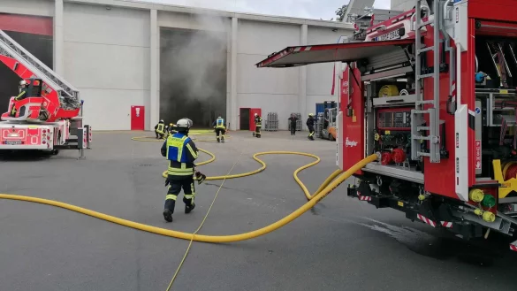 Am Montagmorgen ist die Feuerwehr zu einer Staubexplosion im Holzw&auml;rmekraftwerk an der Wilberger Stra&szlig;e gerufen worden. 2023 (Foto) war dort schon einmal so ein Einsatz. Aber was ist eigentlich eine Staubexplosion? - &copy; Archivfoto: Feuerwehr Horn-Bad Meinberg