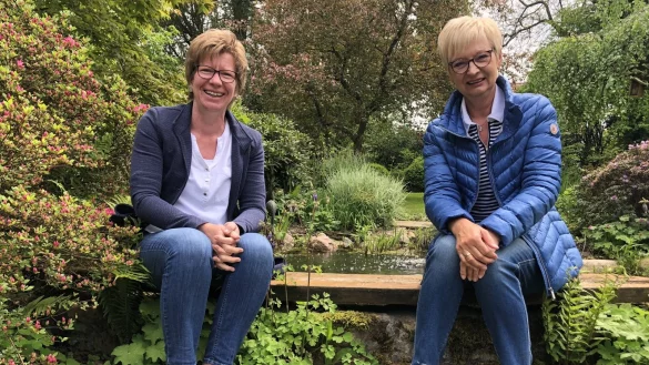 Anke H&ouml;rdemann (links) und Regina Arendt sitzen am gro&szlig;en Teich in H&ouml;rdemanns Garten. 2019 haben die beiden Frauen die Organisation der &bdquo;Offenen G&auml;rten in Lippe" &uuml;bernommen.&nbsp; - &copy; Sven Kienscherf