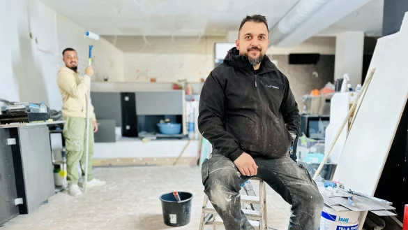 Georgios Pone und Anastasios Sales (l.) bauen das "Greeks" in der Obernstraße zum "4800" um. - © Stefan Becker