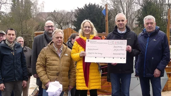 Diana Vorndamme vom Förderverein Bad Meinberg e. V. überreicht einen Spendenscheck an Bürgermeister Heinz-Dieter Krüger (Zweiter von rechts). Es freuen sich (von links) Landschaftsarchitekt Matthäus Janczyk, Konstantin Plümer von der Bezirksregierung, Kurdirektor Thorsten Brandt sowie Projektbegleiter Michael Lohmeier von der Stadt. - © Rudi Rudolph