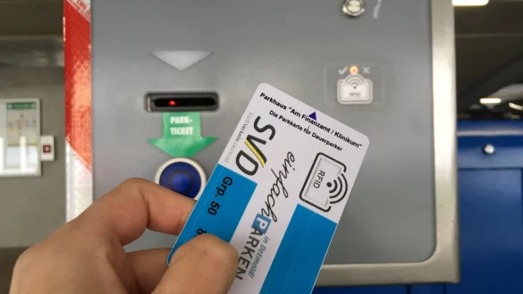 Bei der Einfahrt: Wer noch eine Dauerkarte f&uuml;r das Parkhaus Finanzamt bekommen hat, kann sich gl&uuml;cklich sch&auml;tzen. Mittlerweile sind alle Pl&auml;tze, die f&uuml;r Langzeitparker vorgesehen sind, vergeben. - &copy; Jana Beckmann(LZ)